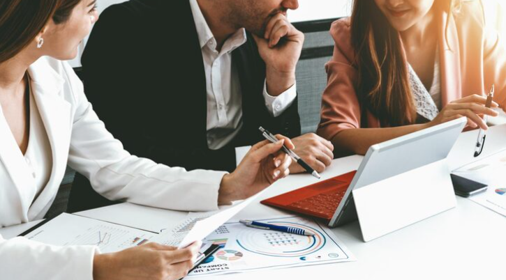 Equipo trabajando con automatización inteligente